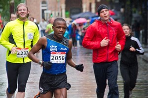 Peter Fane gewinnt den Rostocker Citylauf 2013