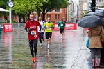 Mit Regenschirmen ausgestattet haben sich trotz Dauerregen Zuschauer am Streckenrand eingefunden