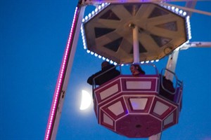 Mit dem Riesenrad über den Mond hinaus oder zumindest 35 meter in die Höhe und über den Rostocker Pfingstmarkt in der maritimen Kulisse des Stadthafens schauen