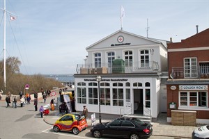 Das weiße Haus in Warnemünde am Leuchturm 1, in dem einst Stephan Jantzen wohnte