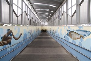 Der Eingang zum Fußgängertunnel der S-Bahn-Station Warnemünde Werft