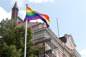 Sieben Regenbogenflaggen vor dem Rathaus kündigen den CSD an