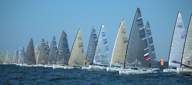 Die Startlinie beim Practice Race - Finn EM 2013 vor Warnemünde  (Foto: Finnclass/Robert Deaves)