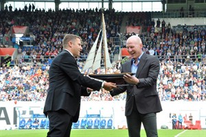 Michael Dahlmann (Vorstandsvorsitzender Hansa Rostock) übergibt Matthias Sammer (Sportdirektor Bayern München) ein Segelschiff