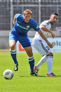 Johan Plat (Hansa Rostock) im Zweikampf mit Milad Salem (SV Elversberg)