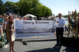 Karina Jens und Roland Methling mit einem Bild der Georg Büchner