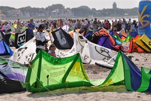 Lockte etliche begeisterte Zuschauer: die Kitesurf-Trophy in Warnemünde