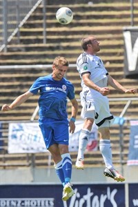 Milorad Pekovic (Hansa Rostock) im Kopfballduell mit Thorsten Reiß (SV Elversberg)