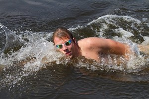 Ole Christian Eisenberg gewinnt das Warnowschwimmen 2013