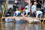 Der Trimaran wird zu Wasser gelassen.