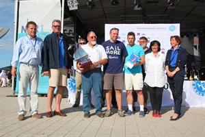 Uwe Jahnke (3.v.l.) gewann mit der Ventus II den „Warnemünder Woche Cup“