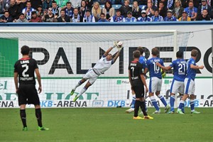 Hansa-Keeper Johannes Brinkies kann den Ball zwar noch an die Latte lenken, er war dann aber wohl doch hinter der Linie