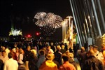 Das Feuerwerk im Stadthafen von Pier 7 in Warnemünde aus betrachtet