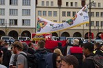 Hunderte Menschen protestieren gegen NPD-Kundgebung