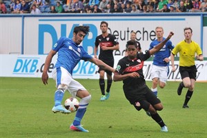 Der Grieche Nikolaos Ioannidis bringt Hansa Rostock bei seinem Debüt mit 2:1 in Führung