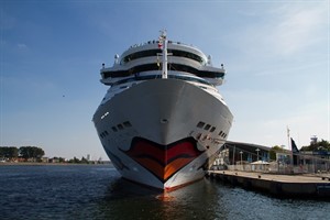 AIDAbella zum letzten Mal in diesem Jahr am Kreuzfahrtterminal Warnemünde