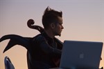 Aris Forvitinn lieferte mit seinem Cello gepaart mit digitalen Klängen den Soundtrack zur Geschichte der kleinen Meerjungfrau, wie sie vom Duo Galipette tänzerisch und artistisch dargestellt wurde.