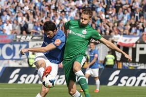 Vierfach-Torschütze Dominik Stroh-Engel (SV Darmstadt 98) im Zweikampf mit Steven Ruprecht (Hansa Rostock)