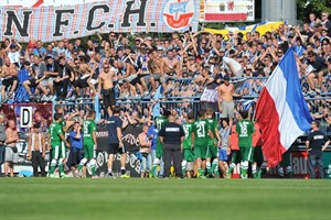 Die Mannschaft von Hansa Rostock feiert mit den Fans das Remis gegen den Chemnitzer FC