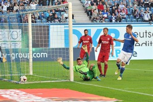 Hansa Rostock - Jahn Regensburg: Steven Ruprecht staubt zum 1:0 ab