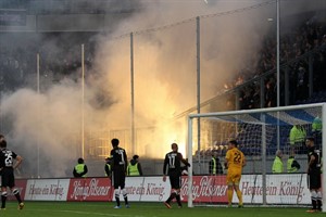 MSV Duisburg - Hansa Rostock: Pyrotechnik im Rostocker Gästeblock