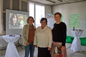 Die Mitarbeiterinnen der Heinrich-Böll-Stiftung Susan Schulz, Karin Schwebke und Christine Decker in ihrem zukünftigen Büro.