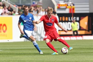 Johan Plat (Hansa Rostock) im Duell mit Marcel Titsch-Rivero (Heidenheim)