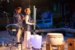 Das Duo Liquid Soul macht "Musik aus Luft  und Wasser". Im Mittelpunkt des Programms von Gert Anklam und Beate Gatscha steht die selbsterfundene Wasserstichorgel, ein Instrument,  mit dem sie mittels tonalgestimmten Kunststoffröhren flötenartige Obertöne und Rhythmen aus dem Wasser stampfen.