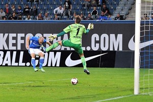 Manfred Starke (Hansa Rostock) macht den Sack mit dem 4:1 gegen Jahn Regensburg endgültig zu