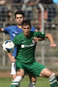 Mustafa Kucukovic (Hansa Rostock), hier im Zweikampf mit Aaron Berzel (SV Darmstadt 98), sah bereits in der 14. Minute die Rote Karte