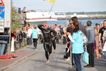 Schwimmer auf dem Weg zum Wechselgarten beim Rostocker Triathlon 2013