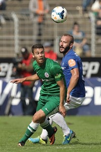 Shervin Radjabali-Fardi (Hansa Rostock) im Duell mit Marco Sailer (SV Darmstadt 98)