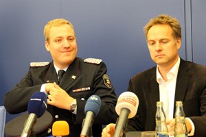 Steffen Grafe, Vorsitzender des Stadtfeuerwehrverbandes Rostock, und Holger Matthäus, Umweltsenator und derzeit amtierendes Stadtoberhaupt