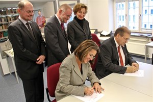 Dr. Michaela Selling und Prof. Wolfgang Schareck füllen die ersten Benutzungsanträge aus. Dahinter stehen Unibibliotheksleiter Robert Zepf, Uwe Johnson-Professor Holger Helbig und Bürgerschaftspräsidentin Karina Jens