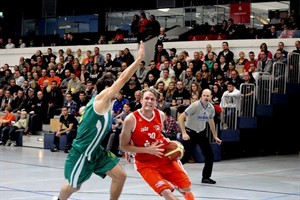 EBC Rostock Seawolves besiegen Hannover Korbjäger mit 77:69 - Erneut ein Double-Double Jens Hakanowitz