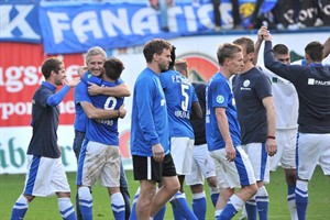 Freude und Erleichterung bei Mannschaft und Trainer nach dem Hansa-Sieg gegen Halle