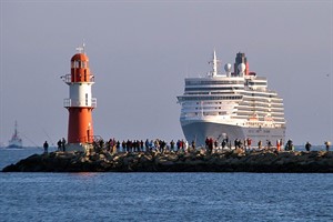 Das Kreuzfahrtschiff „Queen Elizabeth“ läuft Rostock-Warnemünde an