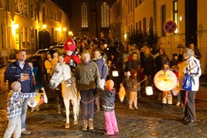 Lampion-/Laternenumzug 2013 durchs Rostocker Hansaviertel (Archivbild, Östliche Altstadt)