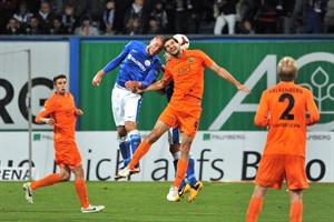 Manfred Starke (Hansa Rostock) im Kopfballduell mit Thomas Rathgeber (1. FC Saarbrücken)