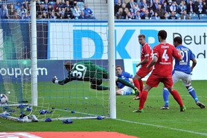 Milorad Pekovic (Hansa Rostock) staubt gegen Halle zum 2:0 ab