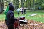 Anfeuern am Streckenrand mit Percussionmusik