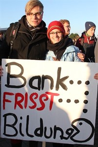 Marek (23) und Maica (22): Die Uni braucht mehr Geld. Die Vakanz von Dozentenstellen wird auch immer mehr zum Problem. Die Profs überaltern. Auch die Lehrmittel sind alt oder einfach nicht vorhanden.