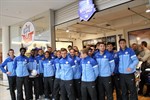 Die Profis des FC Hansa in Trainingsklamotten vor dem Fanshop im KTC