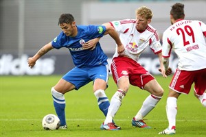 Mustafa Kucukovic (Hansa Rostock) im Zweikampf mit Fabian Franke (RB Leipzig)