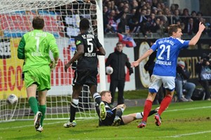 David Blacha (Hansa Rostock) kann für seinen bereits geschlagenen Torwart den Ausgleich durch Tim Siedschlag (Holstein Kiel) nicht mehr verhindern