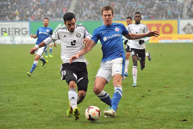 Johan Plat (Hansa Rostock) im Zweikampf mit Muhittin Erdem Bastürk (SV 07 Elversberg)