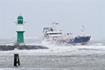 Viele Einschränkungen gibt es auch beim Schiffsverkehr. Schön, wenn ein Schiff wieder heil in den Hafen kommt.