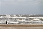 stürmischer Spaziergang am Strand von Warnemünde