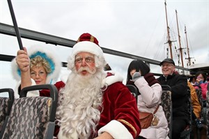 Weihnachtsmann im Bus