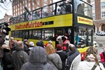 Mit einem Doppelstockbus gelangt der Weihnachtsmann in die Lange Straße-